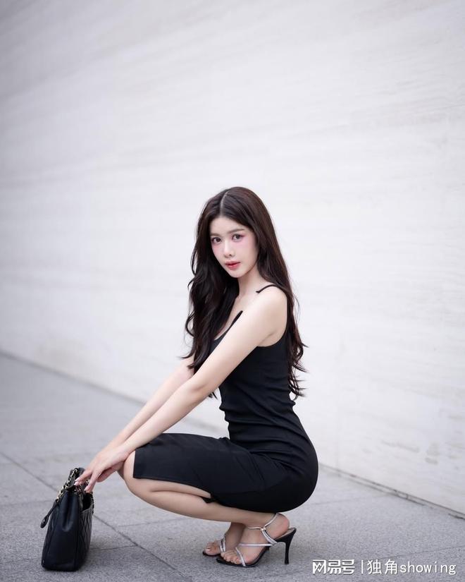 裙引领时尚潮流青春活力无限千亿国际平台黑色吊带连衣(图1)