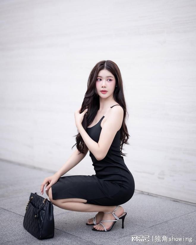 裙引领时尚潮流青春活力无限千亿国际平台黑色吊带连衣(图3)