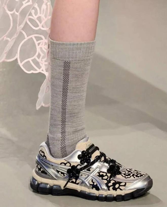 4双sneakers值得一冲！当「液态银」成春夏潮人招牌色这(图2)