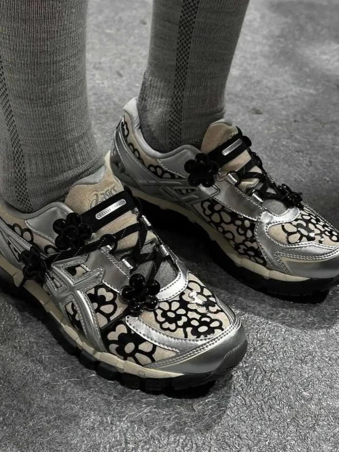 4双sneakers值得一冲！当「液态银」成春夏潮人招牌色这(图17)