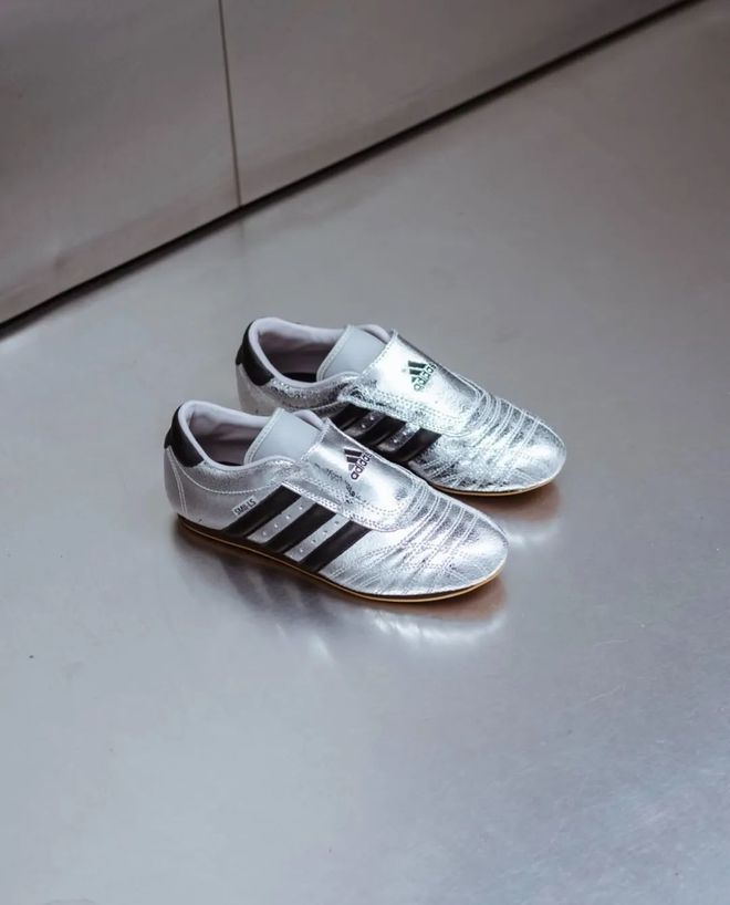 4双sneakers值得一冲！当「液态银」成春夏潮人招牌色这(图4)