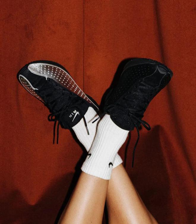 4双sneakers值得一冲！当「液态银」成春夏潮人招牌色这(图8)