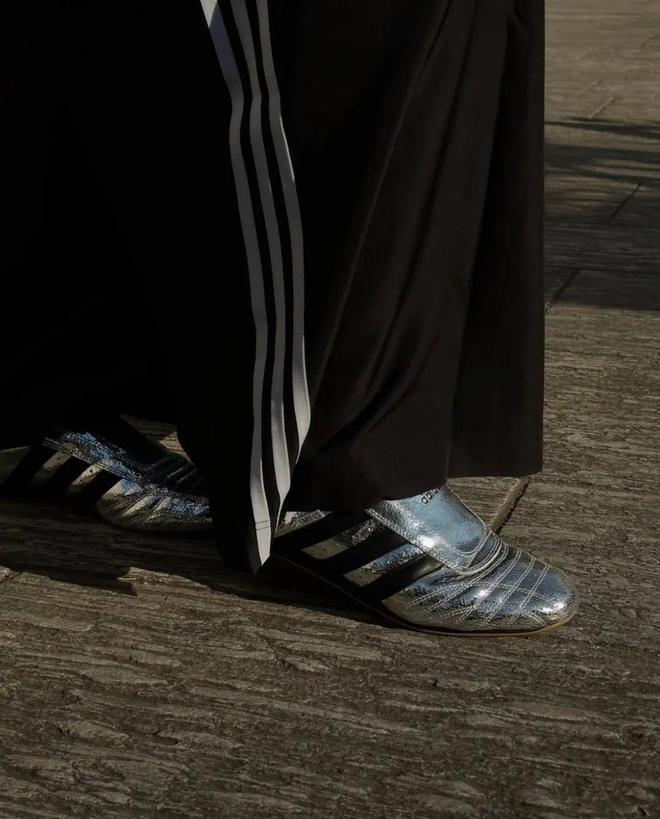 4双sneakers值得一冲！当「液态银」成春夏潮人招牌色这(图12)