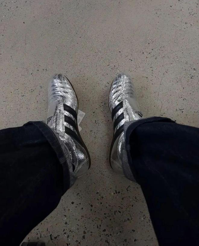 4双sneakers值得一冲！当「液态银」成春夏潮人招牌色这(图21)