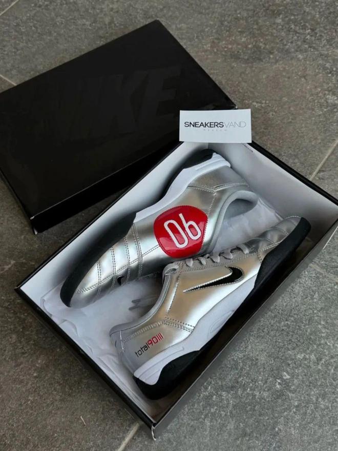 4双sneakers值得一冲！当「液态银」成春夏潮人招牌色这(图23)