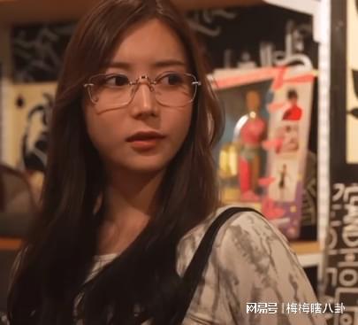 得不说她简直就是天生的衣架子被白峰新剧里的穿搭拿捏了不(图4)